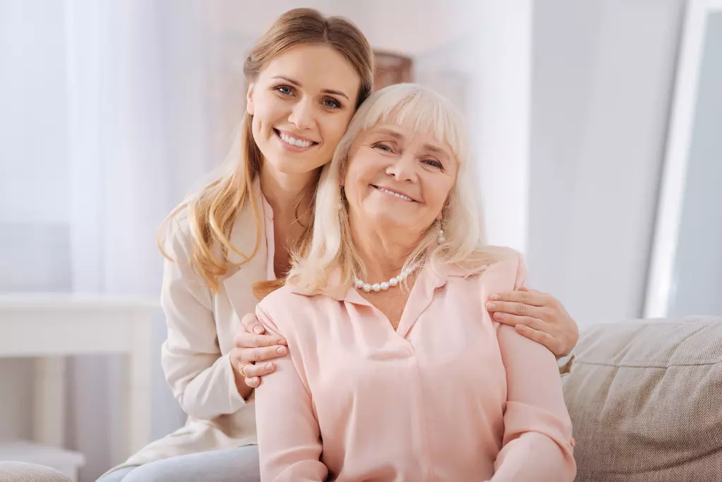 szczesliwa-rodzina-mila-pozytywna-mloda-kobieta-usmiechajac-sie-i-patrzac-na-ciebie-przytulajac-swoja-matke (1)